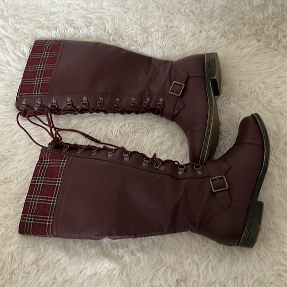 JustFab Molly Burgundy Flat Lace-Up Boots Size 7 - Picture 2 of 10